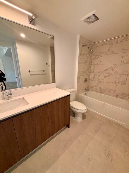 Building Photo - 2512 NE 181st St