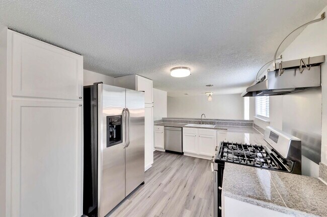 Building Photo - 9731 Meadowheath Dr