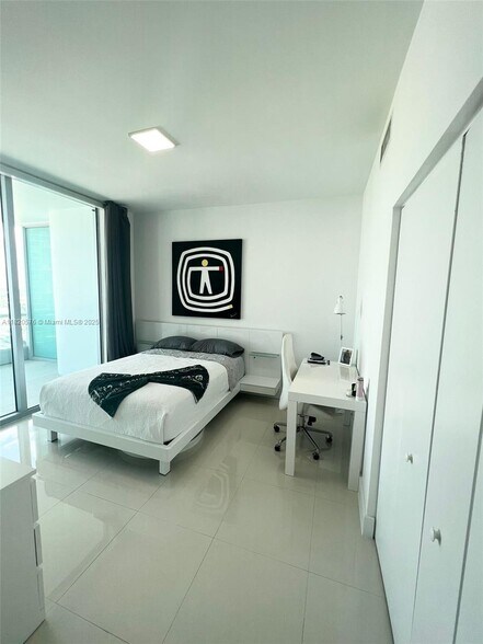 Building Photo - 900 Biscayne Blvd