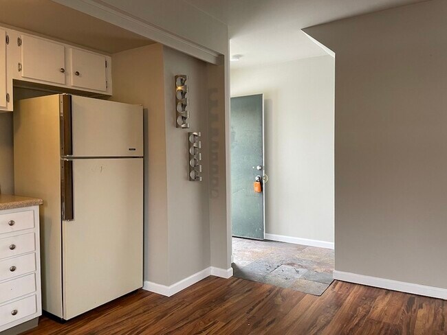 Building Photo - Large 1 bedroom condo Kenbrooke Court!