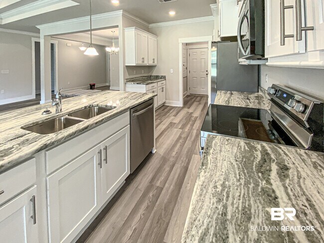 Building Photo - 10078 Lakeview Dr