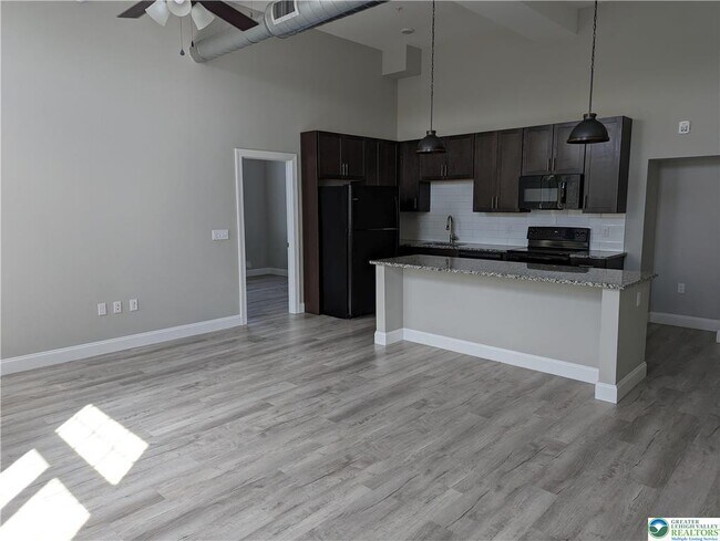 Building Photo - 216 Penn St