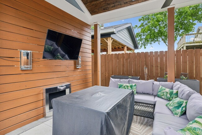 Building Photo - 6216B California Ave