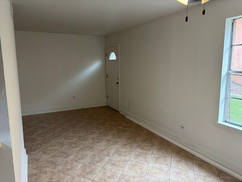 Living room - 228 Jewel St