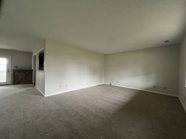 Building Photo - Move In Ready!!