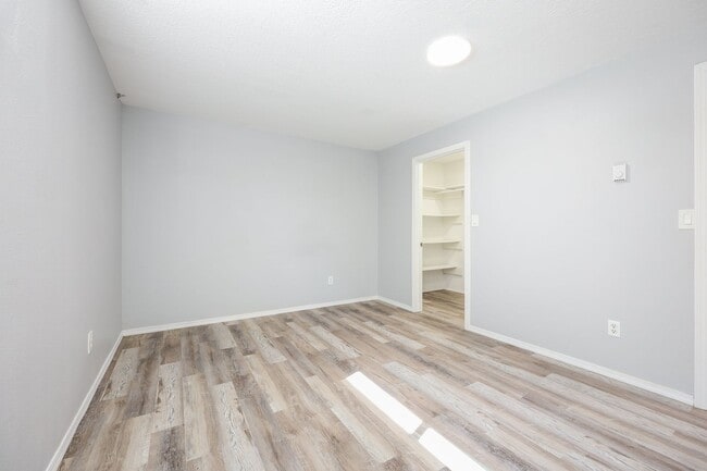 Building Photo - Renovated Basement level unit - West Linn, OR