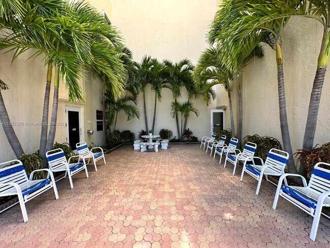 Building Photo - 900 NE 18th Ave