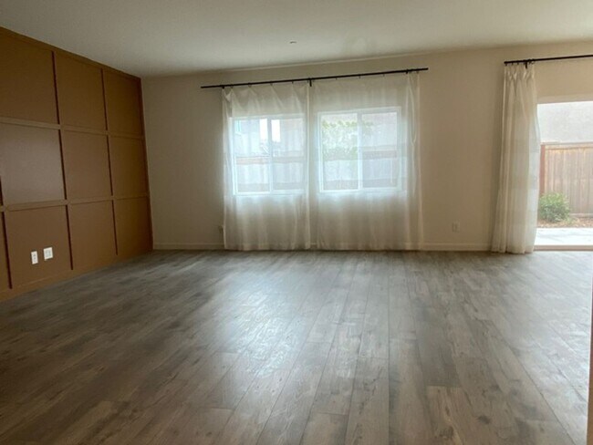 Building Photo - 2023 model home in solar community! Available 4/1