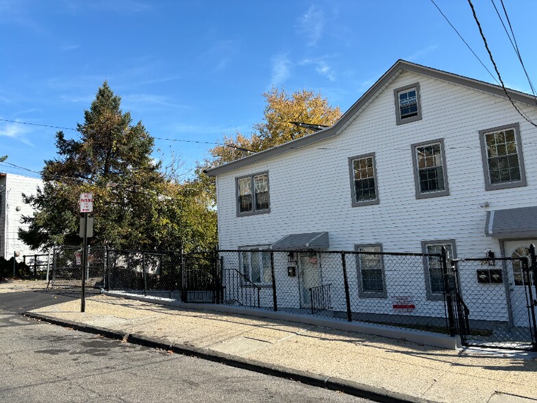 Primary Photo - 240 Sommerville Pl