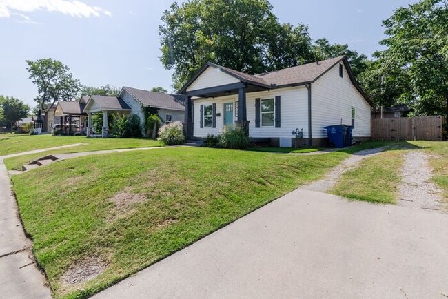 Building Photo - Stylish 3/1 Newly Renovated Home!