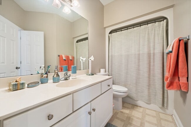 Building Photo - Fully Furnished 2 Bed, 2 Bath Townhome-AVA...
