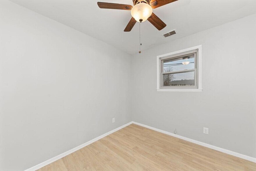 All bedrooms with solid surface flooring and ceiling fans - 11 Lawndale Ave