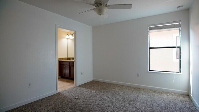 Building Photo - 1528 Moon Valley Dr