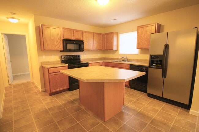 Building Photo - Spacious, Beautiful 3 BR, 2.5 bath with fenced in yard!