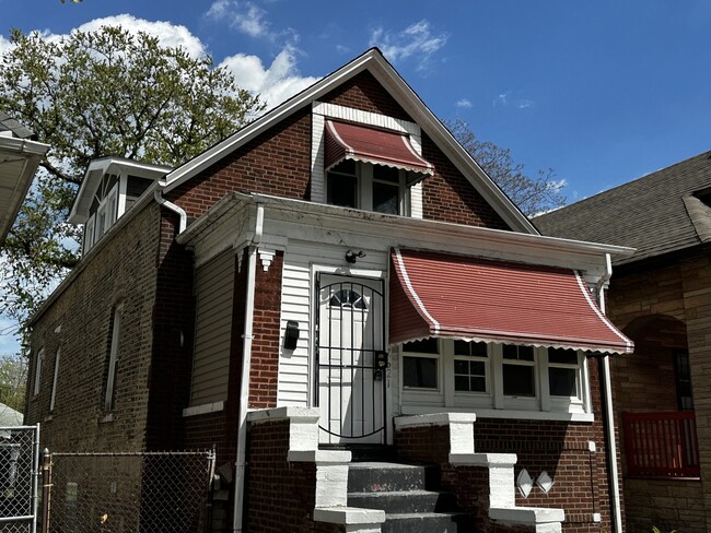 Primary Photo - 7621 S Eberhart Ave