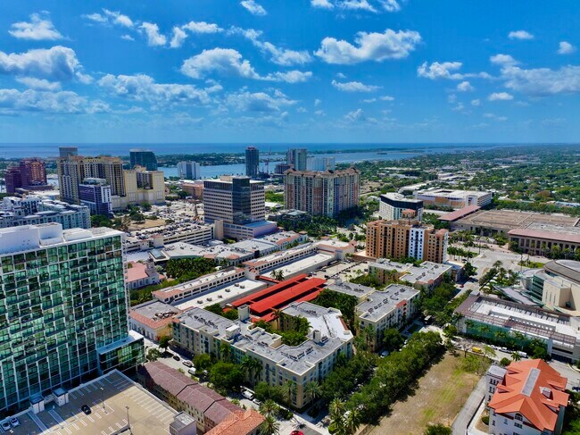 Building Photo - 630 S Sapodilla Ave