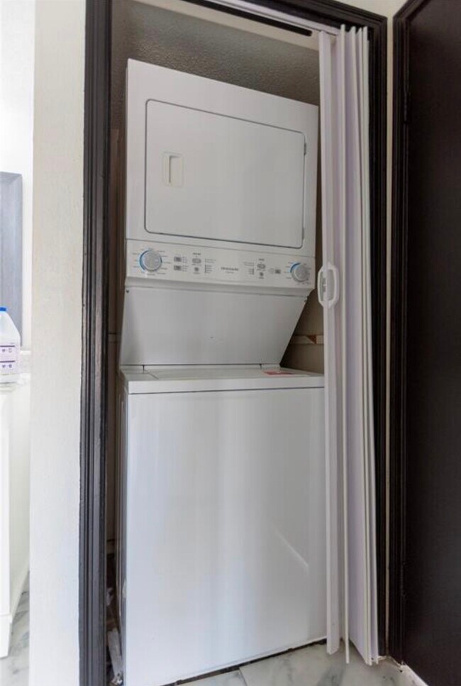 Building Photo - 2120 El Paseo St