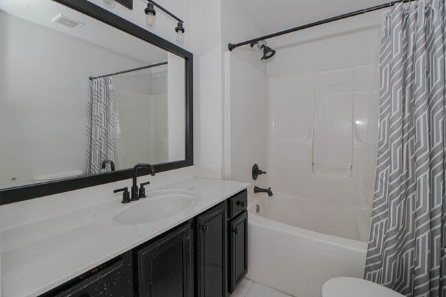 Building Photo - 607 Anderson Dr