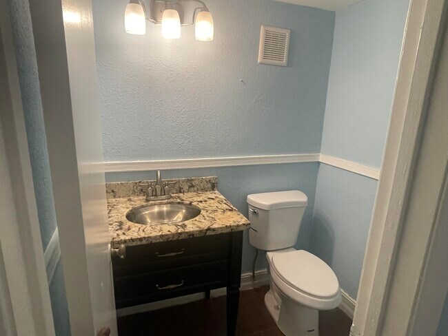 Building Photo - 6667 Racquet Club Dr