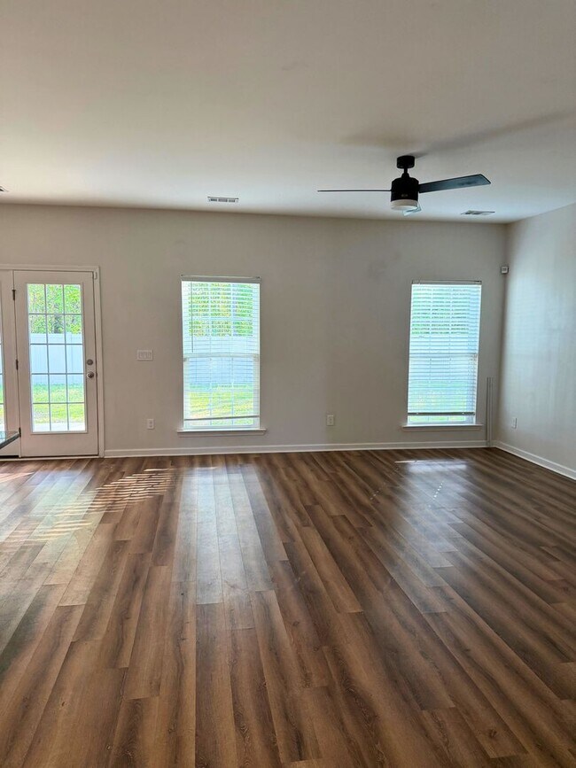 Building Photo - Spacious 5-bedroom, 3-bath home featuring two additional flex rooms!