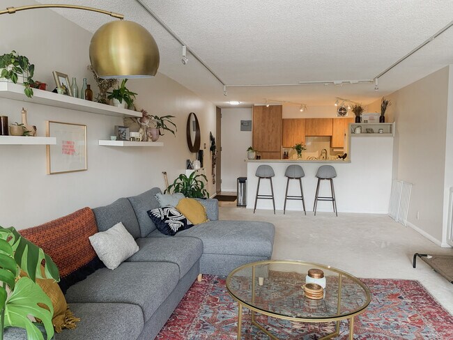 Building Photo - 1050 N Corona St