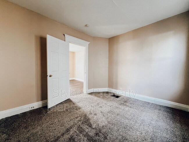 Building Photo - 185 N Entrance Ave