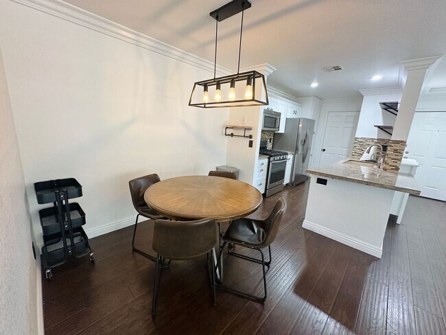 Building Photo - Beautiful 2 bed 2 bath condo in guard gated Residence at Canyon Gate community! Home features bea...