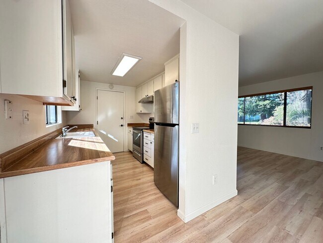 Building Photo - Beautifully Maintained Duplex in Glen Ellen