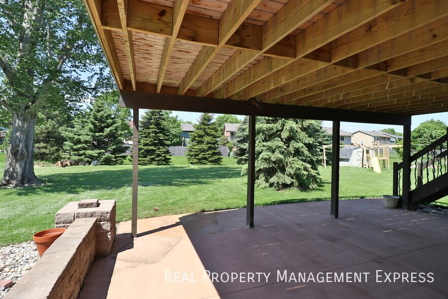 Building Photo - Stunning 5 Bedroom 3 Bath Home in South East Sioux Falls
