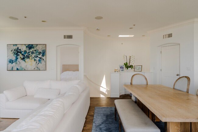 Building Photo - 300 19th St