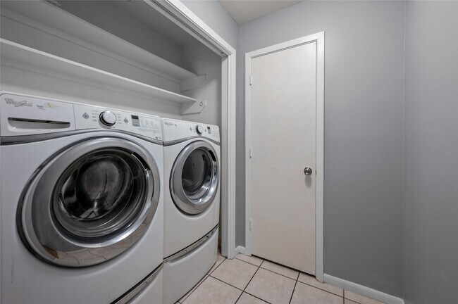 Building Photo - 11709 Lakeside Pl Dr