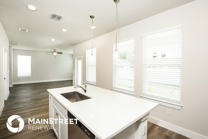 Building Photo - 816 E Voorhis Ave