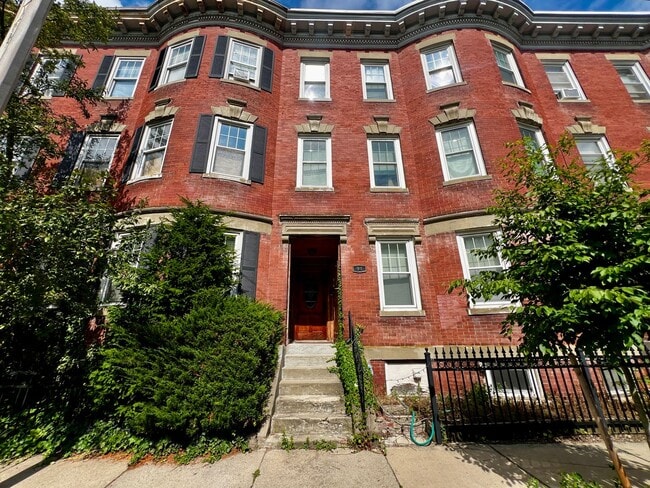 Building Photo - Stylish Top-Floor 2-Bedroom Condo with Pri...