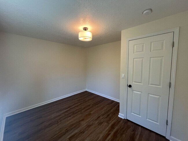 Building Photo - Charming SE Portland Home in a Central, Accessible Location