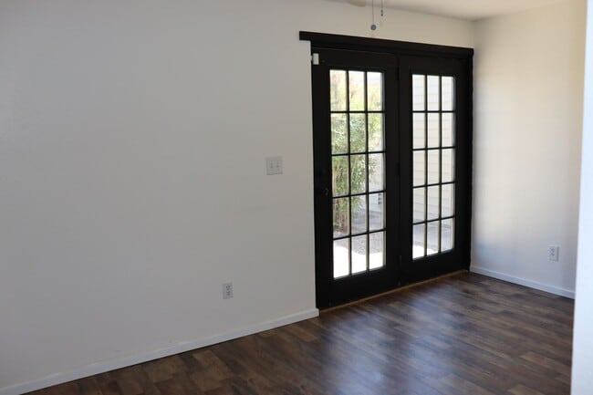 Building Photo - 5 Bedroom, 2 Bathroom