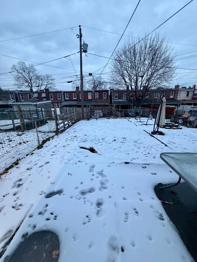 Building Photo - 631 E Madison St