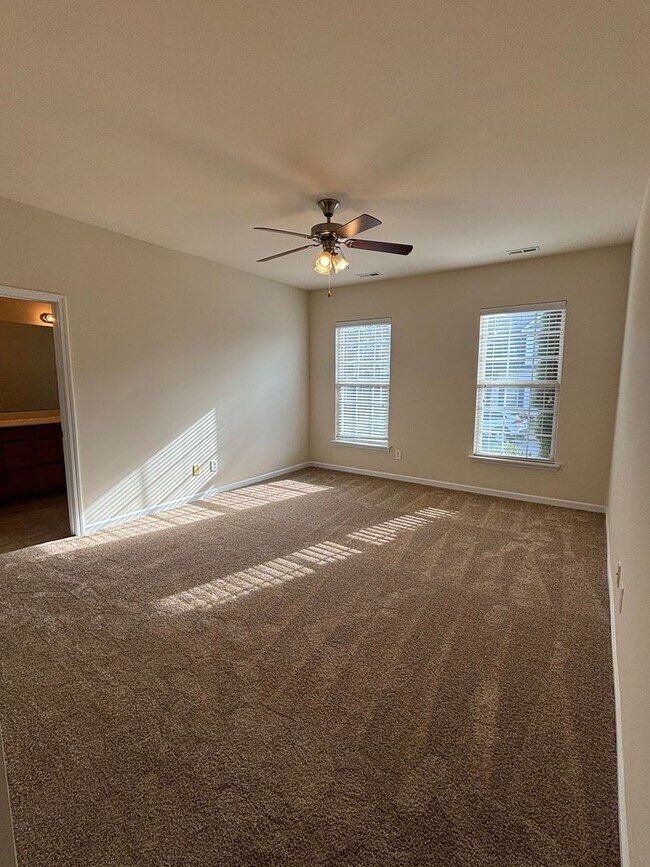 Building Photo - Spacious End Unit 3BR/2.5BA Townhouse