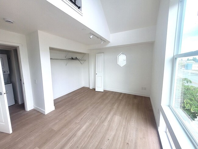 Building Photo - NEWLY Renovated Spacious 1 bedroom unit wi...