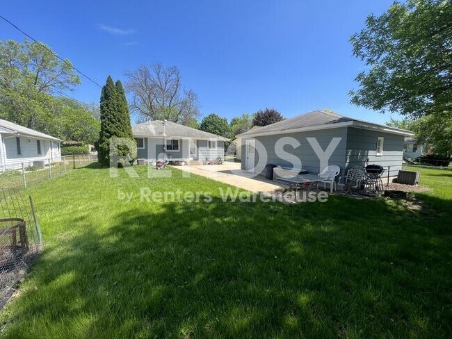 Building Photo - Available July 1st - 2 bed 2 bath, Single Family Home in Richfield!