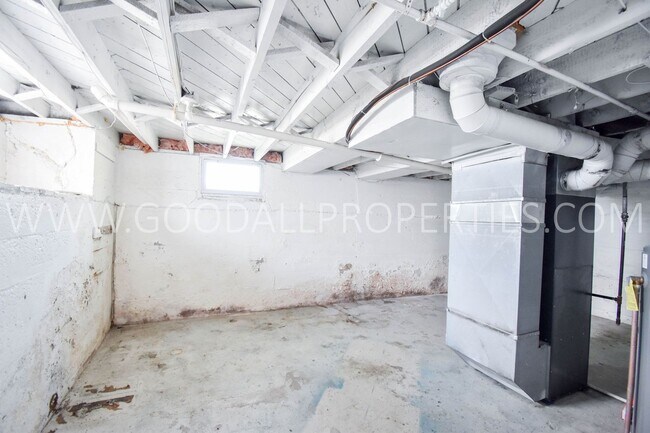 Building Photo - 2-Bedroom Farmhouse