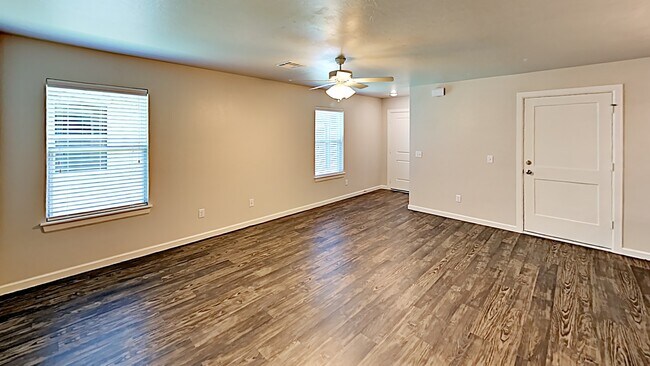 Building Photo - 3 Bedroom 2 Bath Duplex Near Tinker AFB