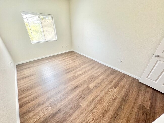 Building Photo - Fully upgraded condo with new flooring, paint, and appliances in Southwest Las Vegas