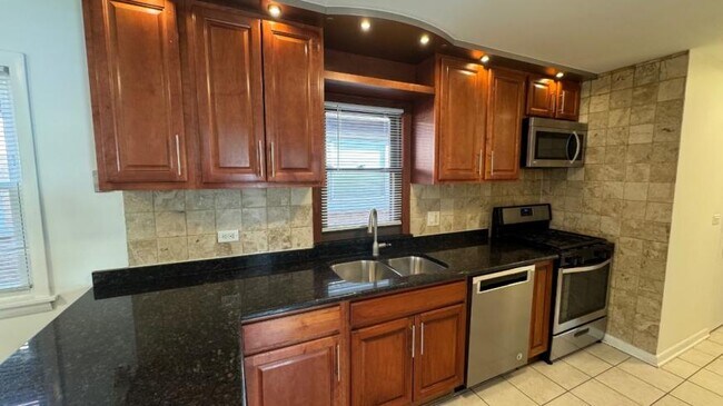 Building Photo - 3 bedroom in CHICAGO IL 60630
