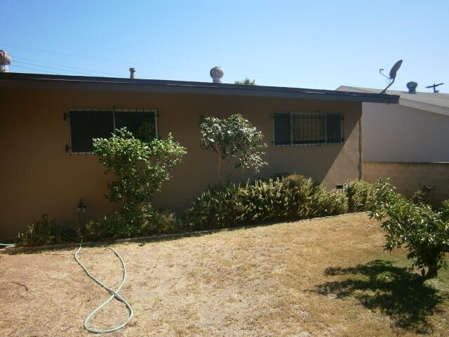 Building Photo - 3 Bedrooms/2 Bathrooms Single Story Home i...