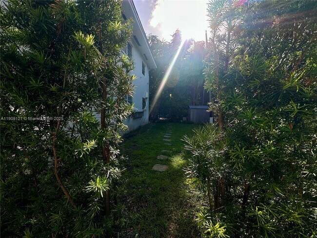 Building Photo - 1135 101st St