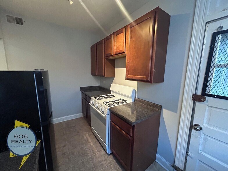 Building Photo - 2006 W Jarvis Ave