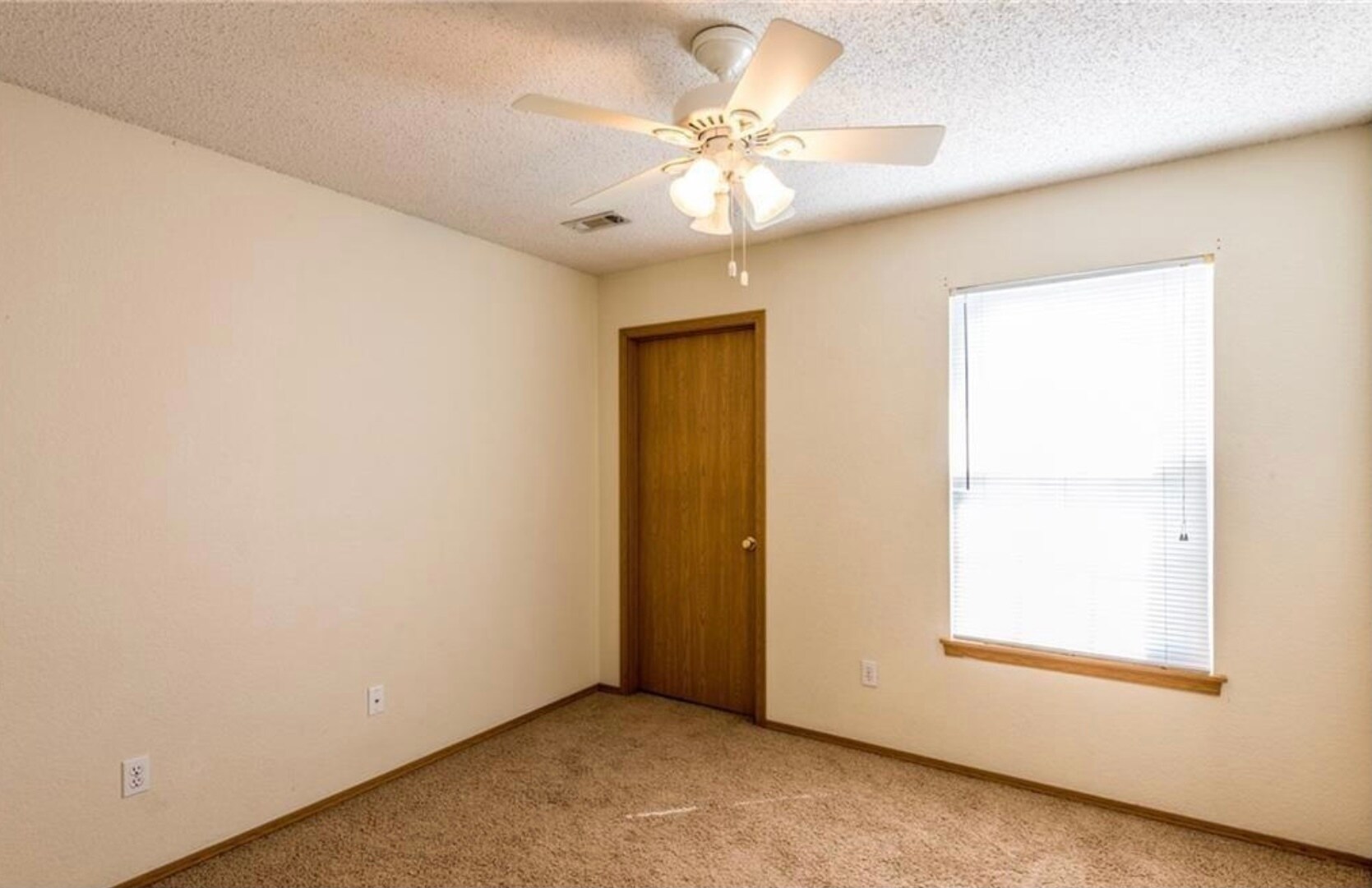 Bedroom - 887 N Daisy Ln