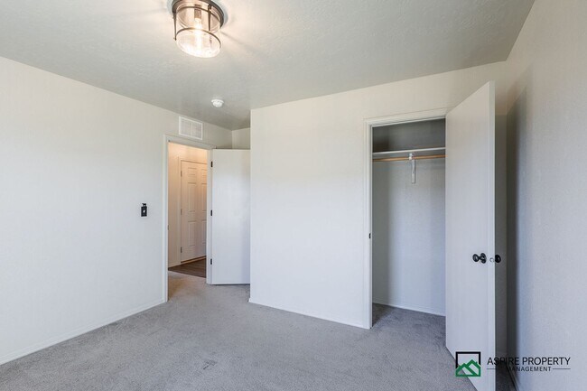 Building Photo - 4 Bed 2 Bath home for rent