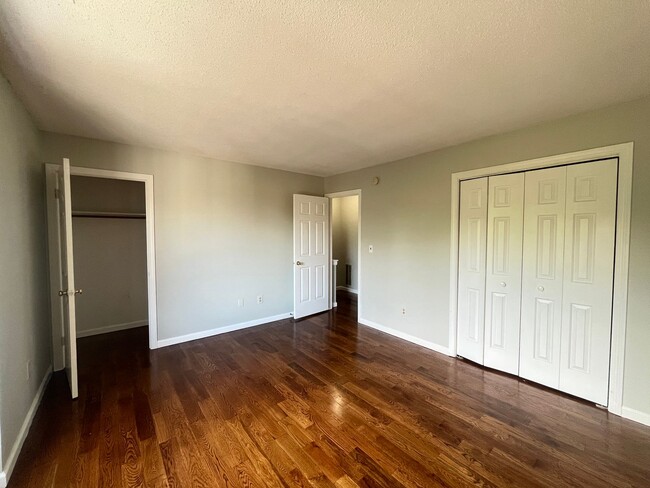 Building Photo - 2 Bed/ 1 Bath- Renovated Duplex Condo W/ G...