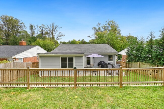 Building Photo - ELEGANT AND SPACIOUS 5 BEDROOM 3 FULL BATHROOM HOME IS AVAILABLE 3-1-2026  IN THE ROSEMARY HILLS ...